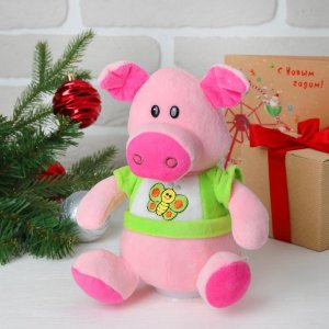 Мягкая музыкальная игрушка-клпилка "Поросёнок в зелёной футболке с бабочкой" 21 см 