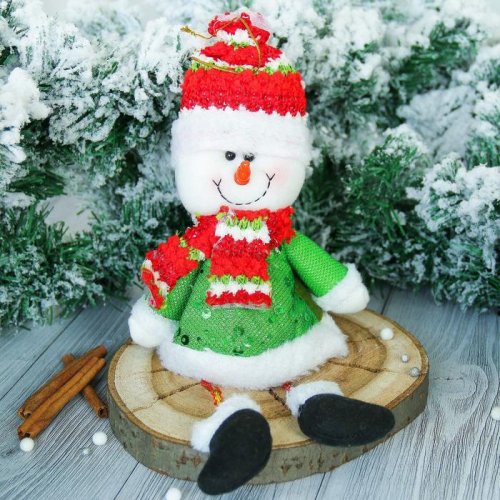 Мягкая игрушка "Снеговик" в зелёном кафтане 10*33 см 2357095С